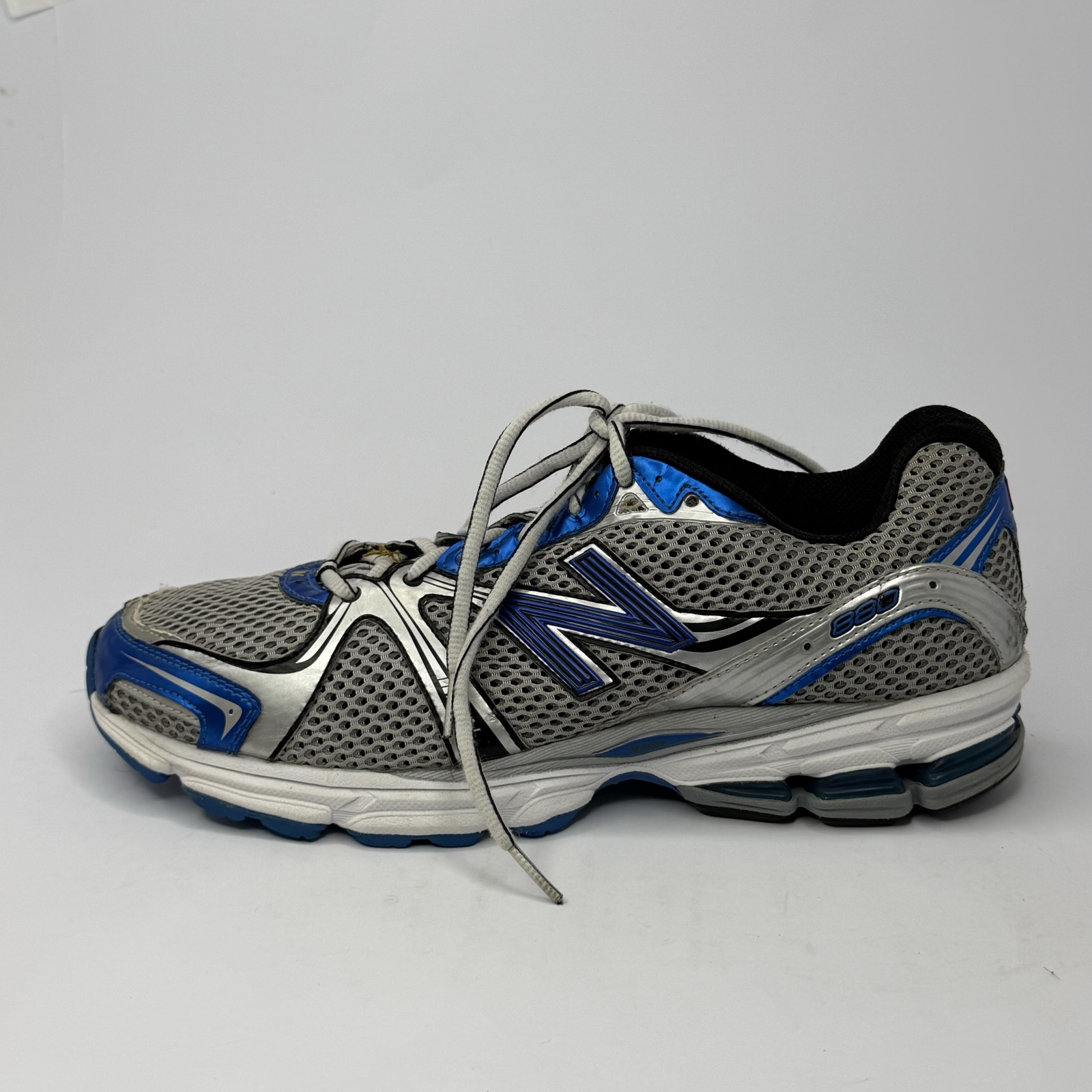 880v2 Sneakers