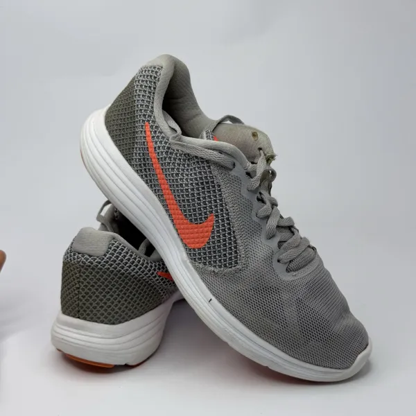 Nike Revolution 3 Grey – used, Premium+ condition – size EU 40.5 – photo 3